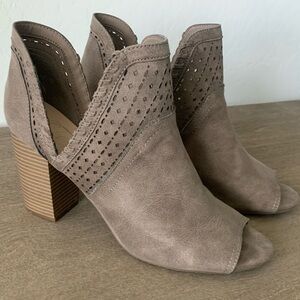 Fergie Women’s Dress Shoes Nude Heel Size 11